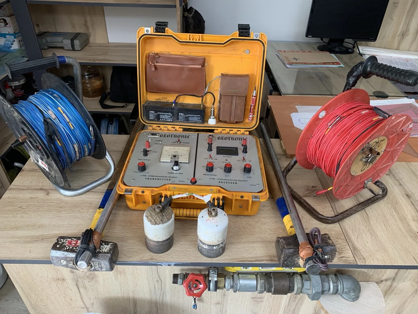JEOTEK GEOTRONIC rezistivite cihazı, mavi ve kırmızı ölçüm kablosu makaraları ve elektrot ekipmanları