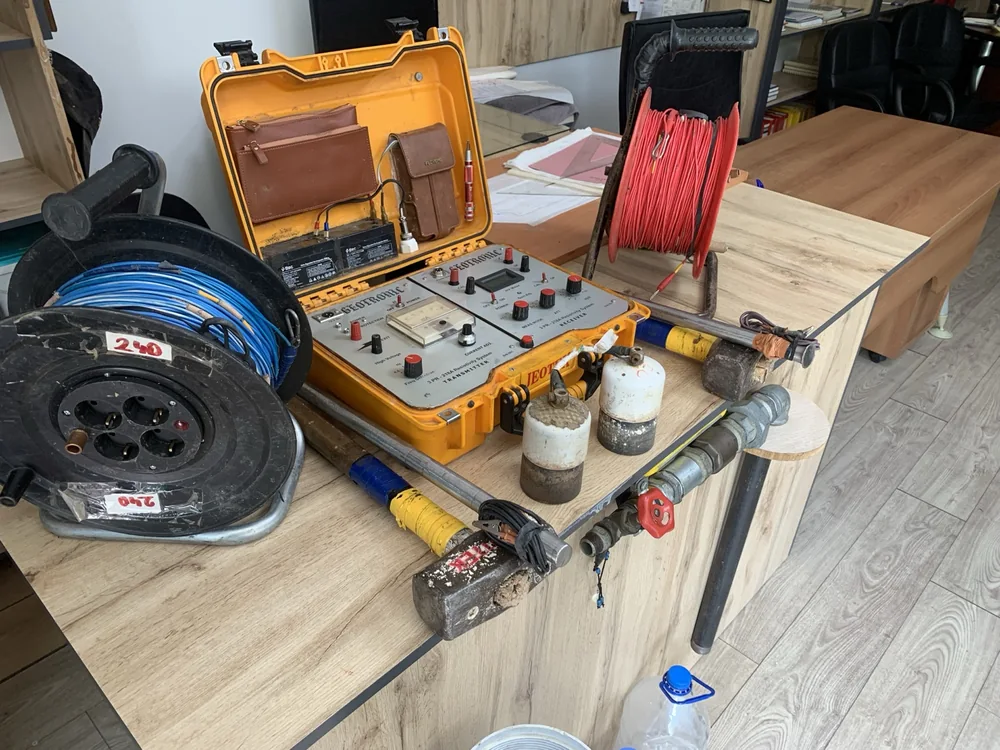 Rezistivite cihazı, kablo makaraları ve ölçüm elektrotlarının açılı görünümü